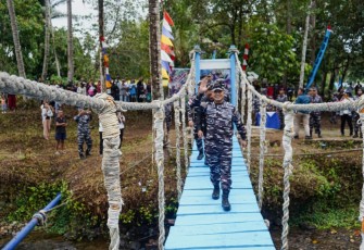 Hujan Tak Halangi Pangkoarmada RI Resmikan Jembatan Kori dan Gelar Bakti Sosial di Negeri Tawiri