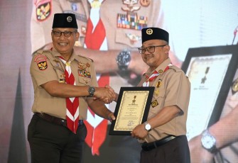 Menteri Pendidikan Dasar dan Menengah (Mendikdasmen), Abdul Mu’ti, menerima tanda penghargaan Gerakan Pramuka berupa Lencana Darma Bakti