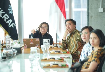 Wakil Menteri Ekonomi Kreatif / Wakil kepala Badan Ekonomi Kreatif Irene Umar (kiri) saat beraudensi UOB di Gedung Autograph, Jakarta, Senin (1/9/2026).