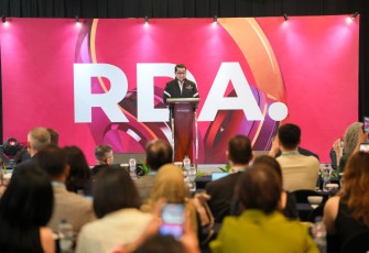Menteri Ekonomi Kreatif/Kepala Badan Ekonomi Kreatif (Ekraf), Teuku Riefky Harsya, memberi sambutan pada acara Radiodays Asia 2026 di Hotel Aryaduta, Jakarta, Rabu (2/9/2026)