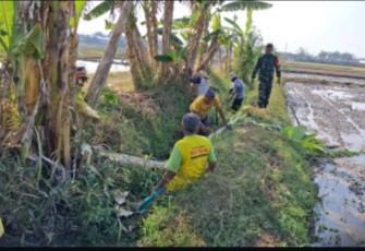 Babinsa Ponorogo Kerja Bakti Bersama Warga