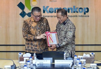 Menkop Ferry Juliantono menerima Opini WTP BPK Tahun Anggaran 2025