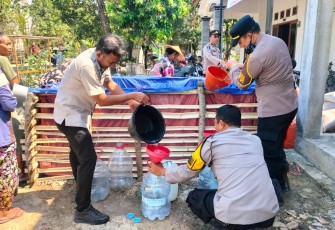 Polres Bojonegoro Salurkan 25 Ribu Liter Air Bersih ke Warga Terdampak Kemarau