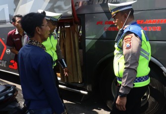 Polres Pelabuhan Tanjung Perak Gelar Ramp Check Bus Peziarah di Sunan Ampel