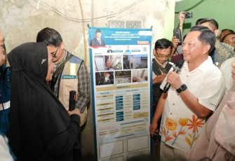Menteri Dalam Negeri (Mendagri) Muhammad Tito Karnavian meninjau pelaksanaan Program Bedah Rumah di Kelurahan Bukit Duri, Kecamatan Tebet, Jakarta Selatan