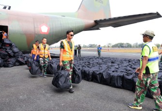 Hercules TNI AU Kembali Tiba di Lanud Sjamsudin Noor, Bawa Ratusan APD Bantuan Kemhan RI dan Masker Dari Puskes TNI AU Untuk Perkuat Penanganan Karhutla Kalsel