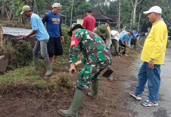 Babinsa dan Perangkat Desa Bader Bersihkan Jalan, Gotong Royong Jaga Kenyamanan Warga