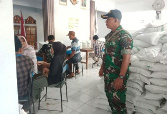 TNI Dampingi Penyaluran 30 Kg Beras Bulog untuk 468 KPM di Trenggalek