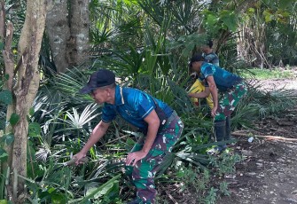 Yonarmed 12 Kostrad Bersihkan Jalan Perbatasan, Wujud Nyata Kepedulian kepada Masyarakat