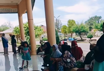 Para warga korban banjir yang didominasi kaum hawa saat mendatangi kantor Bupati Aceh Singkil