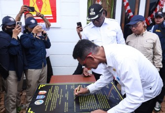 Kementerian Transmigrasi Serahkan 100 Unit RTJK di Kampung Domande, Perkuat Kesejahteraan Masyarakat Lokal