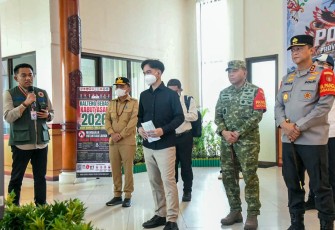 Kapolda Kalimantan Tengah (Kalteng), Irjen Pol Iwan Kurniawan, S.I.K., M.Si. menyambut kedatangan Wakil Presiden Republik Indonesia Gibran Rakabumi Raka di Bandara Tjilik Riwut, Kota Palangka Raya, Kamis (10/9/2026)