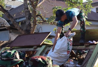 Yonarmed 12 Kostrad Gelar Karya Bakti Bersama di Pasar Baru Atambua