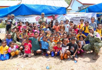 Puspsi TNI Berikan Trauma Healing bagi Anak Penyintas Gempa Bumi NTT