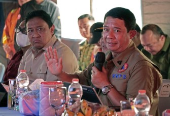 Kepala BNPB Letjen TNI Dr. Suharyanto S.Sos., M.M., (memegang microphone) memberikan arahan dalam Rapat Koordinasi dan Evaluasi Penanganan Kebakaran Hutan dan Lahan (Karhutla) Kalimantan Tengah, di Palangka Raya, Jumat (11/9)