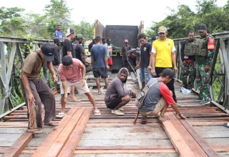 Sinergi TNI-Polri dan Masyarakat Perbaiki Jembatan Poros Lokpon-Dekai Sambut HUT ke-81 TNI
