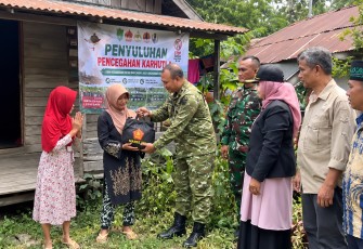 TNI Gencarkan Penyuluhan Door to Door Cegah Karhutla di Kabupaten Sambas