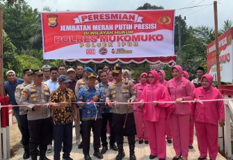 Kapolres Mukomuko Resmikan Jembatan Merah Putih Presisi di Cinta Asih