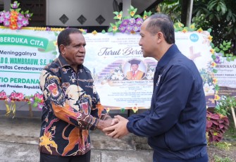 Menteri Transmigrasi, M. Iftitah Sulaiman Suryanagara melayat ke rumah duka Rektor Universitas Cenderawasih (Uncen), Prof. Dr. Oscar Oswald