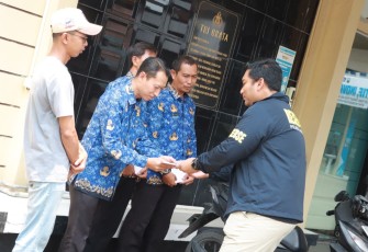 Polres Lamongan Beri Penghargaan Empat Warga yang Gagalkan Curanmor di Puskesmas Deket