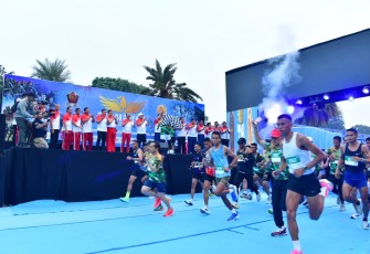 Kepala Staf Angkatan Laut (Kasal) Laksamana TNI Dr. Muhammad Ali mendampingi Panglima TNI Jenderal TNI Agus Subiyanto melepas ribuan peserta ajang lari TNI RUN 2026 