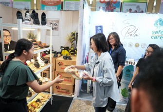Wamenekraf saat menjadi narasumber dalam sesi Creative Biztalk pada gelaran Petranesian Business and Education Fair di Galaxy Mall 2, Surabaya,