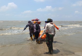 Evakuasi Dua Jenazah di Pesisir Seruyan, Keduanya Mengenakan Life Jacket Bertuliskan Virgo Transport 8 