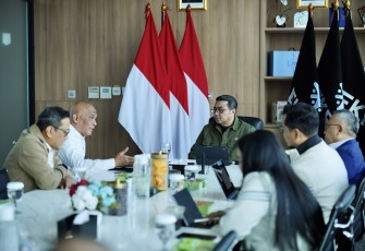 Menteri Ekonomi Kreatif/Kepala Badan Ekonomi Kreatif (Menekraf) Teuku Riefky Harsya mendiskusikan bersama Pengelola Nama Domain Internet Indonesia (PANDI) perluasan akses pasar digital sekaligus komersialisasi identitas budaya lokal sebagai mesin baru pertumbuhan ekonomi nasional, di Kantor Kementerian Ekonomi Kreatif, Jakarta, Rabu (21/09/2026)