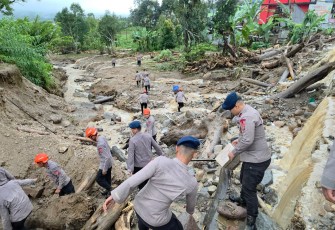 Polri Hadir Melayani: SAR Dikerahkan, Mapolres Jadi Tempat Pengungsian