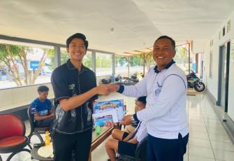 Kodaeral IX Serahkan Hadiah Lomba Foto Unik HUT ke-81 TNI