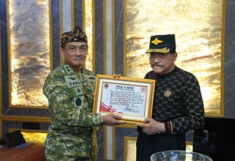 Kababinkum dan HAM TNI Laksda TNI Farid Ma’ruf, S.H., M.H. dan Waaspers Panglima TNI Brigjen TNI Iwan Setiawan, S.I.P., M.Han. bersama rombongan melaksanakan anjangsana ke kediaman sesepuh TNI, Jenderal TNI (Purn) A.M. Hendropriyono