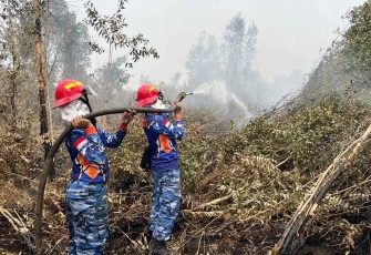 Satgas Darat Lanud Sjamsudin Noor Perkuat Pembasahan Lahan Gambut