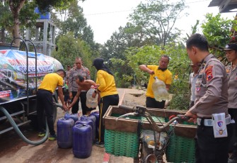 Polres Kendal Bantu Warga Kalipuru Hadapi Krisis Air Bersih Akibat Kemarau