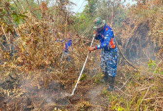 Jaga Gambut Tetap Aman, Satgas Darat Lanud Sjamsudin Noor Perkuat Pembasahan Berkelanjutan  