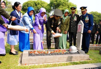 Wakil Panglima TNI Jenderal TNI Tandyo Budi R bertindak selaku Inspektur Upacara (Irup) pada Upacara Ziarah Nasional dalam rangkaian HUT ke-81 TNI Tahun 2026