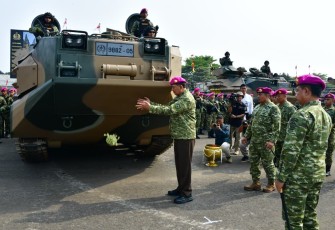 Perkuat Kemampuan Operasi Amfibi, Menhan RI Serahkan 12 Unit Ranpur AAV M-35 Kepada TNI AL