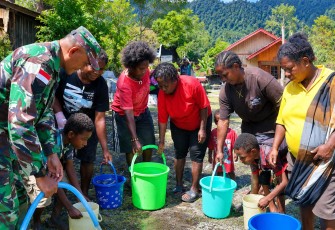 Kodim 1714/Puncak Jaya Salurkan Air Bersih, Wujud Kepedulian TNI kepada Warga Pagaleme