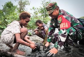 Jaga Kelestarian Lingkungan, Kodim 1710/Mimika Tanam Mangrove Sambut HUT ke-81 TNI