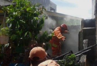 Petugas Suku Dinas Penanggulangan Kebakaran dan Penyelamatan (Gulkarmat) Jakarta Timur memadamkan kebakaran tiga kontrakan di Jalan Pinang Ranti Gang H Bakot, RT 006/RW 001, Pinang Ranti, Makasar, Jakarta Timur