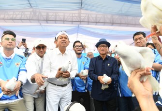 Mendes Yandri saat Launching Peringatan Hari Desa Nasional Tahun 2027 dan Kick Off Liga Desa 2026-2027 di Lapangan Panglejar Cisomang Barat, Cikalong Wetan, Bandung Barat