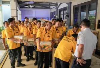 KAI Salurkan 580 Paket Sembako melalui TJSL sebagai Bentuk Kepedulian terhadap Pekerja Pendukung Layanan