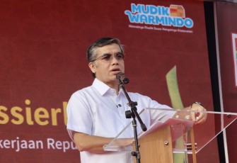 Menaker Yassierli saat melepas 649 pemudik yang merupakan mitra/pelaku usaha Warung Makan Indomie (Warmindo) beserta keluarganya di Islamic Center, Bekasi, Rabu (18/3/2026).