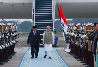 PM India Narendra Modi Tiba di Indonesia, Disambut Langsung Presiden Prabowo