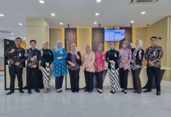 Peringati Hari Kartini, Frontliner BRI Branch Office Cut Mutiah Kenakan Pakaian Nasional