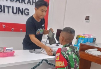 Personil Kodim 1310/Bitung saat melakukan pemeriksaan darah sebelum melakukan pendonoran darah kepada ibu yang akan melahirkan