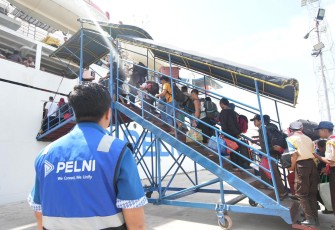 Petugas Pelni saat melakukan pemantauan kenaikan penumpang