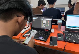 Telkom AI Center Makassar dan GDGoC UNM Latih 20 Talenta Muda di Bidang Robotics dan IoT