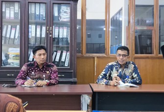 Kepala Dinas Komunikasi dan Informatika (Kominfo) Kabupaten Pasaman Fatrizon, didampingi Sekretaris Dinas Kominfo Ahdi Susanto mengumpulkan seluruh Aparatur Sipil Negara (ASN) di lingkungan Dinas Komunikasi dan Informatika Kabupaten Pasaman, Kamis (5/3/2026)