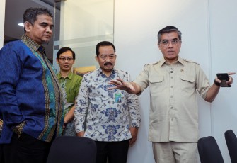 Menteri Ketenagakerjaan (Menaker) Yassierli meninjau langsung Posko Tunjangan Hari Raya (THR) dan Bonus Hari Raya (BHR) Keagamaan Tahun 2026 