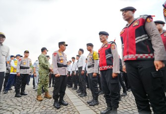  Kapolri Jenderal Listyo Sigit Prabowo bersama Panglima TNI Jenderal Agus Subianto memimpin Apel Gelar Pasukan Operasi Ketupat 2026 di kawasan Monumen Nasional (Monas), Jakarta Pusat pada Kamis (12/3)